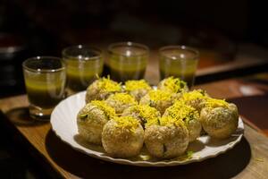 Pani puri, pan frito relleno con vegetales y legumbres