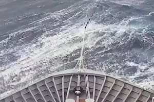 Un crucero fue golpeado por una ola gigante y se vivieron momentos de pánico