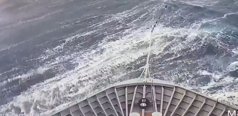 El impactante momento en que un crucero es golpeado por una ola monstruosa 