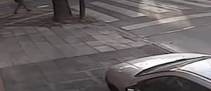 La policía busca a un hombre que degolló a una mujer en la calle