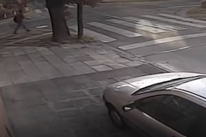 La policía busca a un hombre que degolló a una mujer en la calle