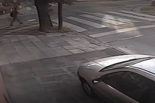 La policía busca a un hombre que degolló a una mujer en la calle