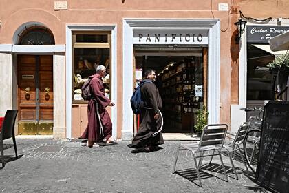 Panificio Arrigoni está ubicado en Borgo Pío, un barrio medieval de pasajes angostos que fue copado por el turismo. En su transformación, muchos comercios de cercanía que durante años atendieron a los vecinos se encontraron sin clientela. (Photo by Andreas SOLARO / AFP)