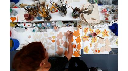 Pann coloreando piezas de ceramica