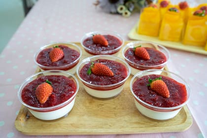 Pannacotta de frutillas, lista para servir.