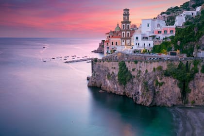 Panorama aéreo de la ciudad de Atrani, situada en la costa de Amalfi, Italia al atardecer.