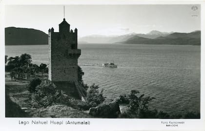 Panorama de la torre de Antumalal y la embarcación Modesta Victoria en el Nahuel Huapi