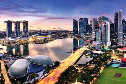 Panorama del horizonte de la ciudad de Singapur al amanecer, Marina Bay