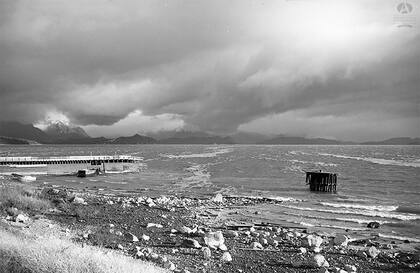 Panorama del Lago Nahuel Huapi y el muelle cabecera tras el lagomoto.
