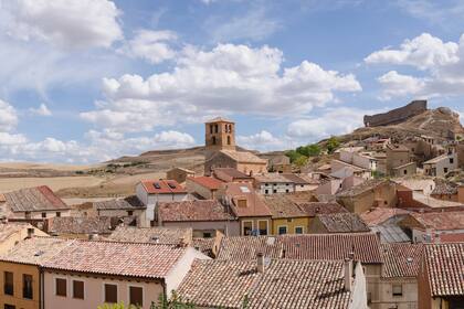 El clima presenta inviernos muy fríos y largos, y veranos cortos y calurosos. Las escasas lluvias suelen caer en otoño.