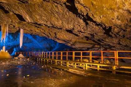 Panorámica de la gran sala de la cueva de Scarisoara (Rumanía). La bacteria la recuperaron tras agujerear el glaciar extrayendo un cilindro de 25 metros de profundidad