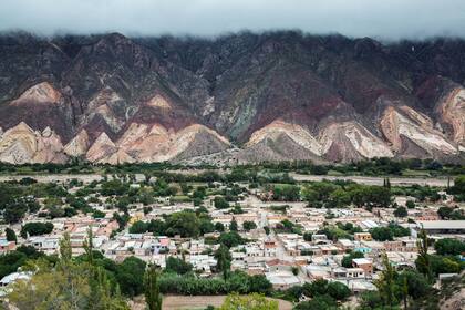 Panorámica del pueblo a los pies de los cerros multicolores