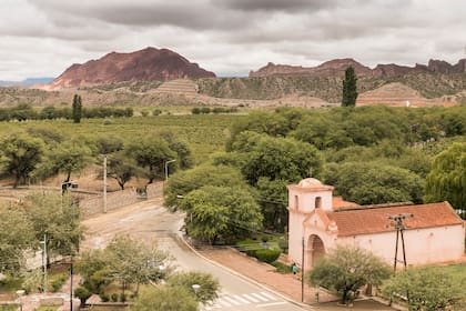 Panorámica del pueblo de Hualfín, su capilla y los viñedos que la rodean.