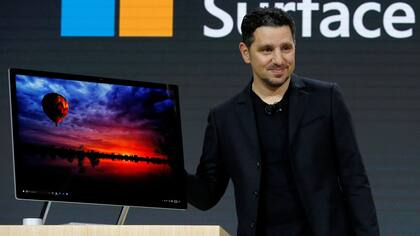 Panos Panay, el ejecutivo de Microsoft a cargo de la división de hardware, muestra la Surface Studio