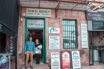 Panos Spanelis, dueño de una agencia de viajes, con su esposa