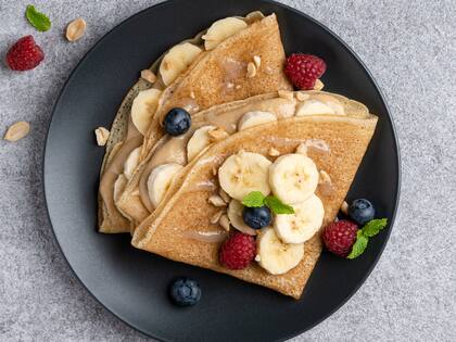 Panqueque de banana con mantequilla de maní y frutas