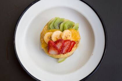 Panqueques con frutas y miel, un must si visitás Adorado