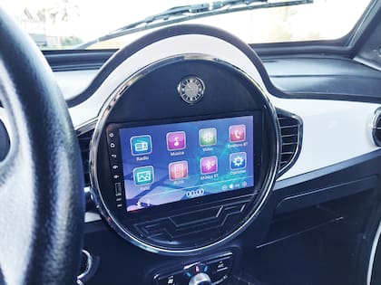 Pantalla multimedia táctil con radio, bluetooth, cámara de retroceso y puerto USB