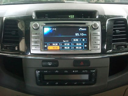 Pantalla táctil de 6” para la gestión del audio y las imágenes de la cámara trasera; también se ve el display de la computadora de a bordo