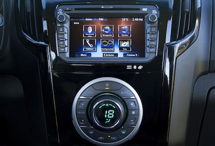 Pantalla táctil y climatizador de la pickup Chevrolet S10