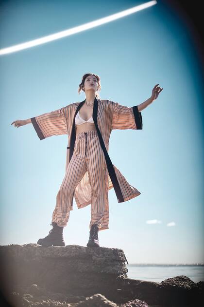 Pantalón y kimono de acabado tipo raso (Gabatt), cadena dorada (Vitamina), botas de tela impermeable (Grimoldi)