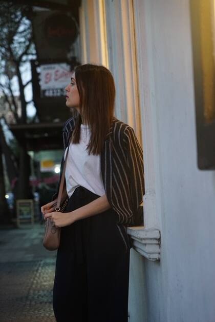 Pantalón y zapatos: Zara Remera: H&M Blazer: Bien de Amores