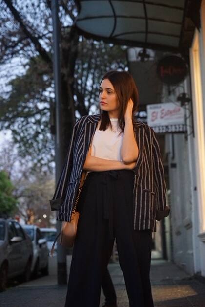 Pantalón y zapatos: Zara Remera: H&M Blazer: Bien de Amores
