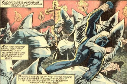 Pantera negra luchando contra el Ku Klux Klan, en una de las etapas de mayor contenido político y social dentro de la serie.