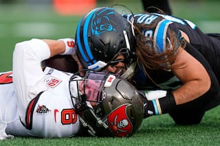 Panthers derrotan 23-20 a Buccaneers y toman la cima del Sur de la Conferencia Nacional