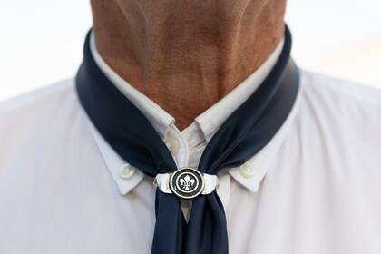 Pañuelo al cuello con flor de lis.