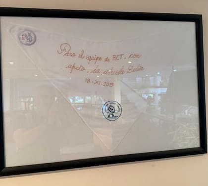 Pañuelo blanco de las abuelas de plaza de mayo exhibido en RCT