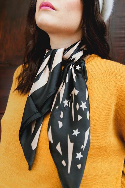 Pañuelo: VER Boina: Mercado Libre Sweater: VER