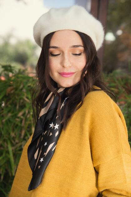 Pañuelo: VER Boina: Mercado Libre Sweater: VER