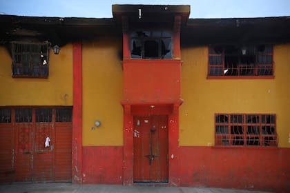 Pañuelos blancos cuelgan de la puerta y ventana de una casa que fue incendiada por el grupo de autodefensa conocido como "El Machete" en Pantelho, estado de Chiapas, México