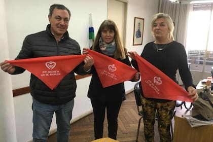 Pañuelos rojos por una nueva ley de Adopción
