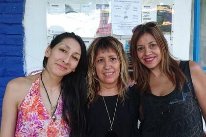Paola Acuña con Verónica Pelozo y Patricia Pérez, dos integrantes de la RAPP.