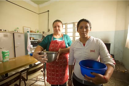Paola Ávila forma parte de un grupo de seis mamás que se turnan una semana completa para ayudar con las tareas culinarias de la escuela.