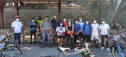 Paola, con biciviajeros que halló en su camino. Ella inició su viaje días antes de la declaración de la pandemia COVID-19, lo que trajo sus propios desafíos en el camino.