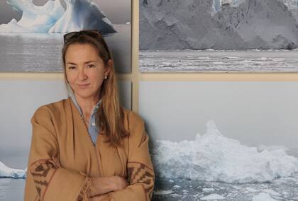 Paola con su poncho criollo. Su amor por nuestro país tiene décadas de historia.