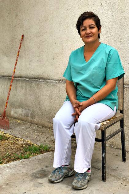 Paola Gonzalez en el patio interno del edificio que pertenece al Ministerio de Salud donde ella es parte del personal de limpieza