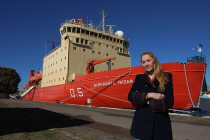 Paola Marzotto junto al Ara Almirante Irízar, en el que viajó y exhibió sus fotografías