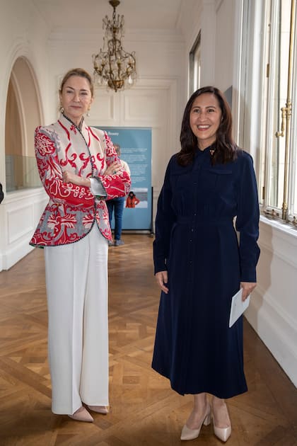 Paola Marzotto junto Josefina Belimonte, alcaldesa de Quezon , Filipinas