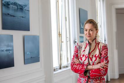 Paola Marzotto posa orgullosa junto a su obra