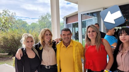 Paola Miers (de rojo), del Partido Demócrata, junto a Lilia Lemoine y Alfredo Olmedo, en una foto que difundió en Twitter la referente de Milei