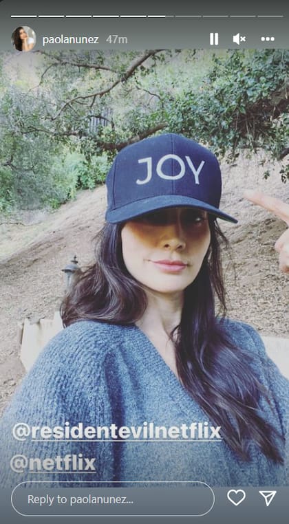 Paola Núñez compartió una imagen con una gorra que indica "Joy", un antidepresivo ficticio dentro de la serie