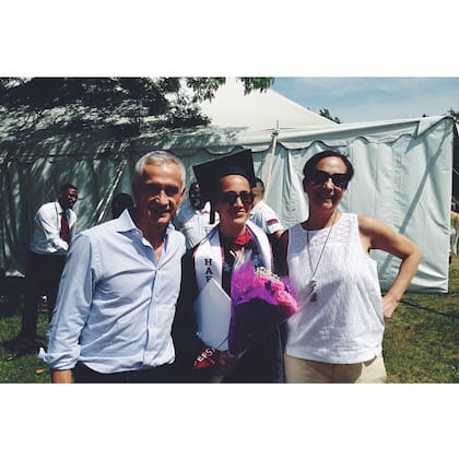 Paola obtuvo su maestría en Políticas Públicas en la Harvard Kennedy School en 2015 y sus padres estuvieron en su graduación