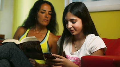 Paola Pandullo revisa siempre el celular de su hija Guadalupe