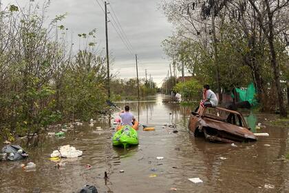Paola, quien está evacuada junto a sus hijos en una casa junto a 11 familias más, cuenta que perdieron hasta los útiles de los niños