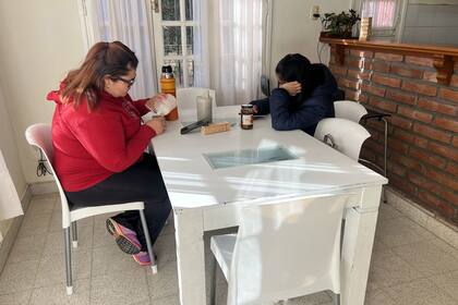 Paola Sánchez (izq.) nació en Fortín Dragones, un pueblito de Salta con solo 2000 habitantes. Este año se mudó a la residencia de Villa Mercedes para poder cumplir su sueño de convertirse en maestra