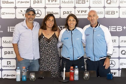 Paola Suárez llega a la capitanía de la mano de Mariano Hood (a la derecha); fue propuesta por Florencia Labat (vice 2 de la AAT, junto a Mariano Zabaleta, vice 1)
